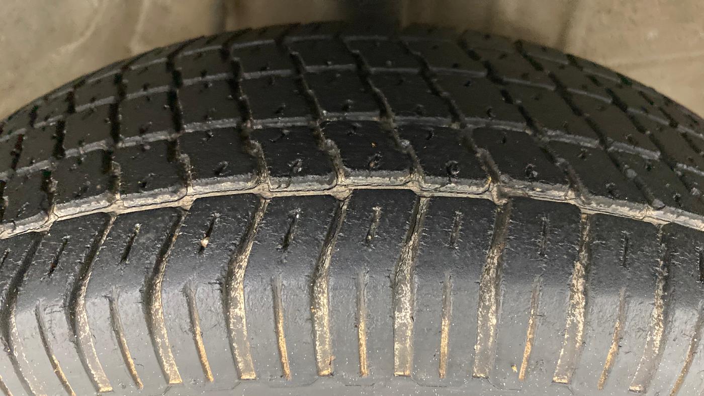 2011 Maruti 800 AC, Petrol, Manual, 42,688 km, Right Front Tyre Tread