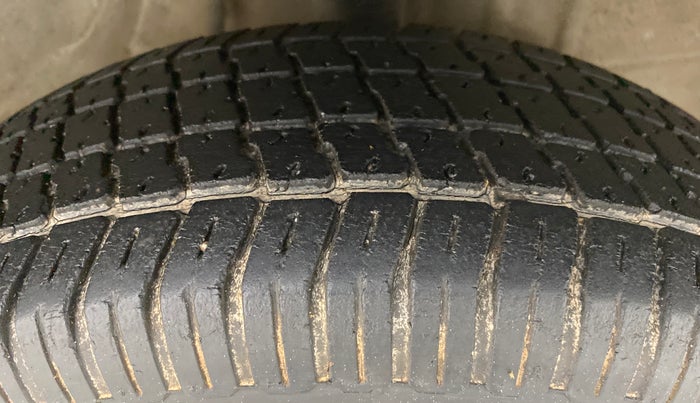 2011 Maruti 800 AC, Petrol, Manual, 42,688 km, Right Front Tyre Tread