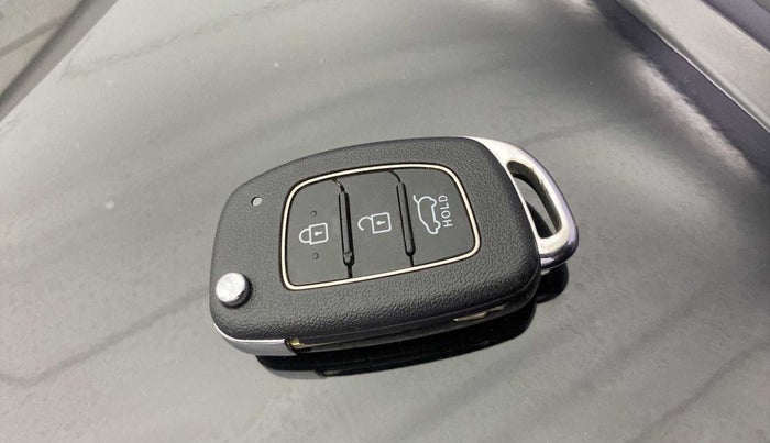 2022 Hyundai VENUE S (O) 1.0 TURBO IMT, Petrol, Manual, 16,692 km, Key Close Up