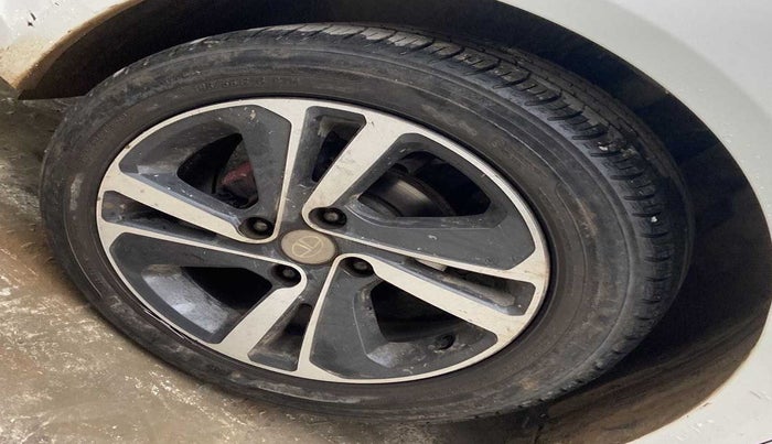 2020 Tata ALTROZ XZ PETROL, Petrol, Manual, 21,573 km, Left front tyre - Minor crack