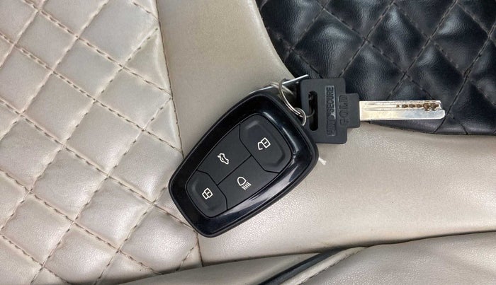 2020 Tata ALTROZ XZ PETROL, Petrol, Manual, 21,573 km, Key Close Up