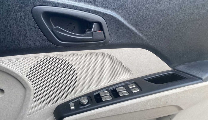 2019 Mahindra XUV300 W6 1.5 DIESEL, Diesel, Manual, 56,954 km, Driver Side Door Panels Control