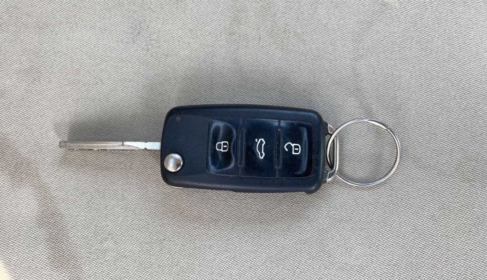 2015 Volkswagen Vento COMFORTLINE 1.6, Petrol, Manual, 23,808 km, Key Close Up