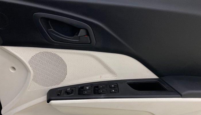 2025 Mahindra XUV 3XO MX2 Pro 1.2 L TCMPFi, Petrol, Manual, 8,725 km, Driver Side Door Panels Control