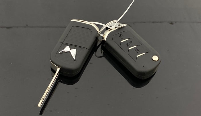 2025 Mahindra XUV 3XO MX2 Pro 1.2 L TCMPFi, Petrol, Manual, 8,725 km, Key Close Up