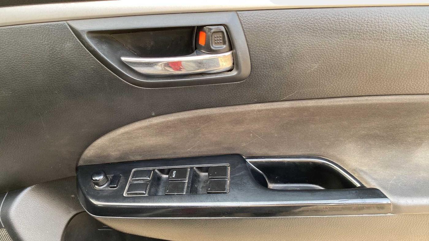 2016 Maruti Swift VXI, Petrol, Manual, 1,02,437 km, Driver Side Door Panels Control