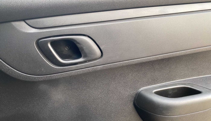 2023 Renault Kwid RXT 1.0, Petrol, Manual, 467 km, Driver Side Door Panels Control