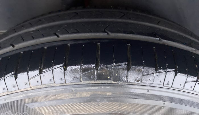 2011 Maruti Swift VXI D, Petrol, Manual, 55,215 km, Right Rear Tyre Tread