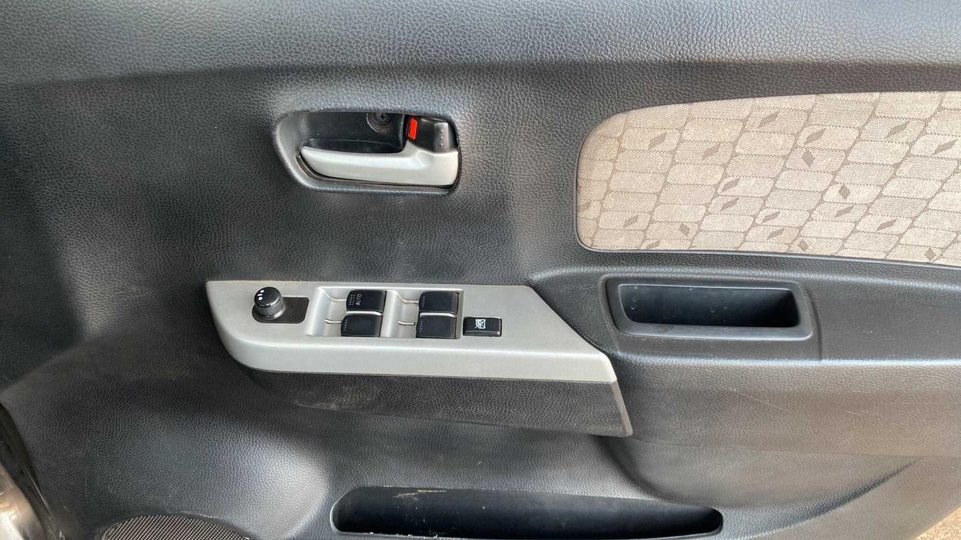 2015 Maruti Wagon R 1.0 VXI, CNG, Manual, 48,903 km, Driver Side Door Panels Control