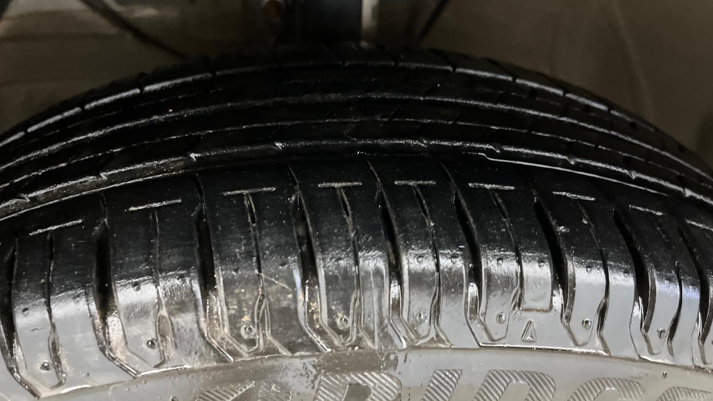 2025 Maruti Swift ZXi AMT, Petrol, Automatic, 11,156 km, Left Front Tyre Tread