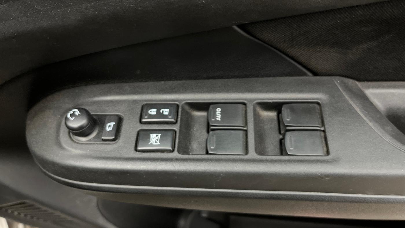 2025 Maruti Swift ZXi AMT, Petrol, Automatic, 11,156 km, Driver Side Door Panels Control