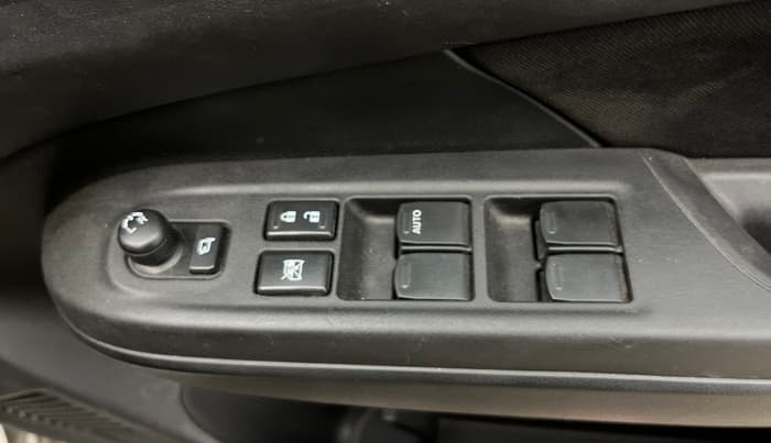 2025 Maruti Swift ZXi AMT, Petrol, Automatic, 11,156 km, Driver Side Door Panels Control
