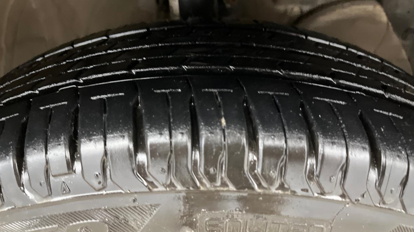 2025 Maruti Swift ZXi AMT, Petrol, Automatic, 11,156 km, Right Front Tyre Tread