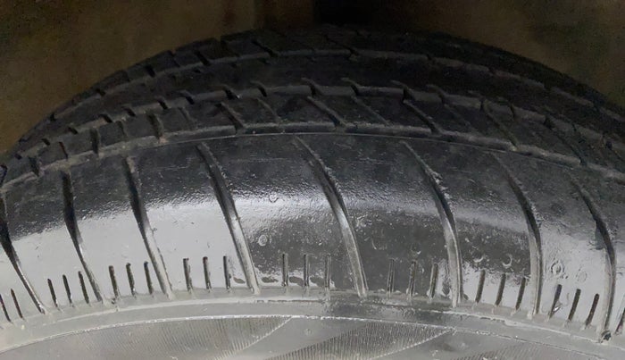 2013 Toyota Etios Liva G, Petrol, Manual, 87,572 km, Right Front Tyre Tread