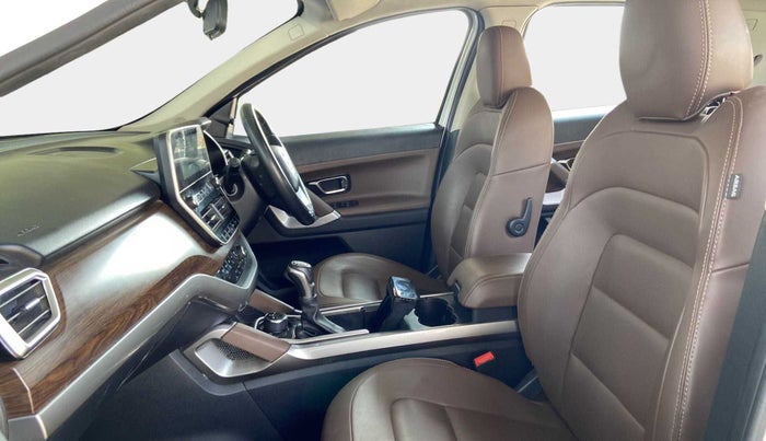2020 Tata Harrier XZA 2.0L, Diesel, Automatic, 72,315 km, Right Side Front Door Cabin