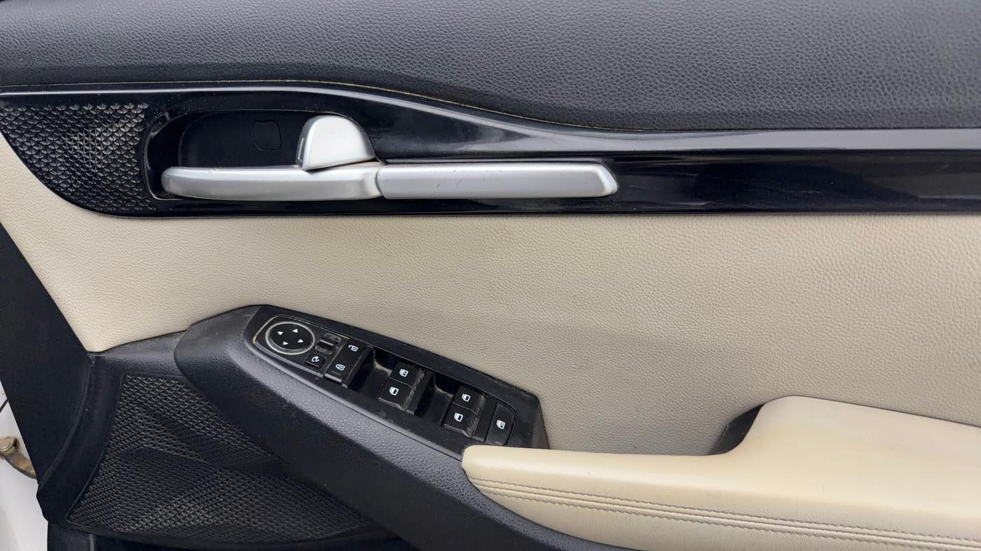 2021 KIA SELTOS HTX IVT 1.5 PETROL, CNG, Automatic, 79,136 km, Driver Side Door Panels Control