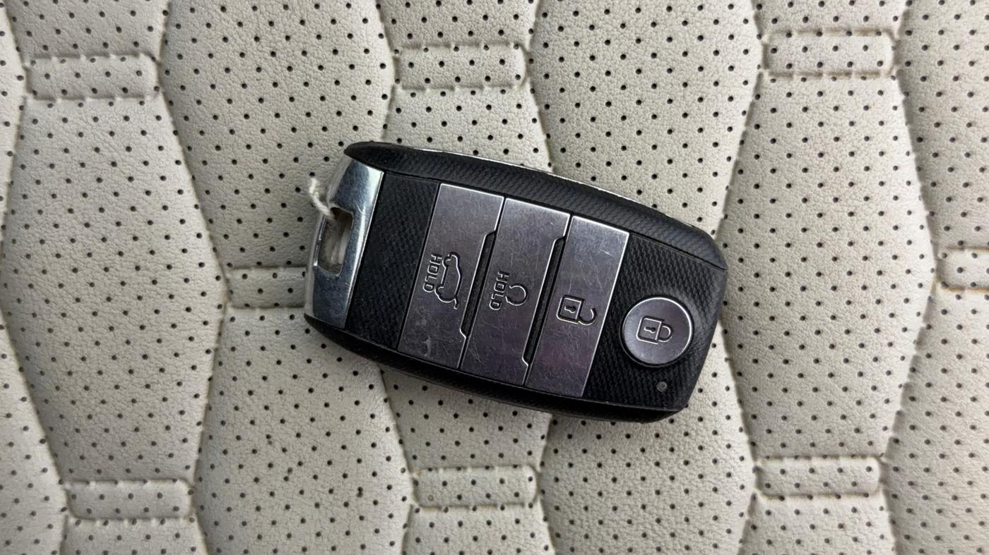 2021 KIA SELTOS HTX IVT 1.5 PETROL, CNG, Automatic, 79,136 km, Key Close Up