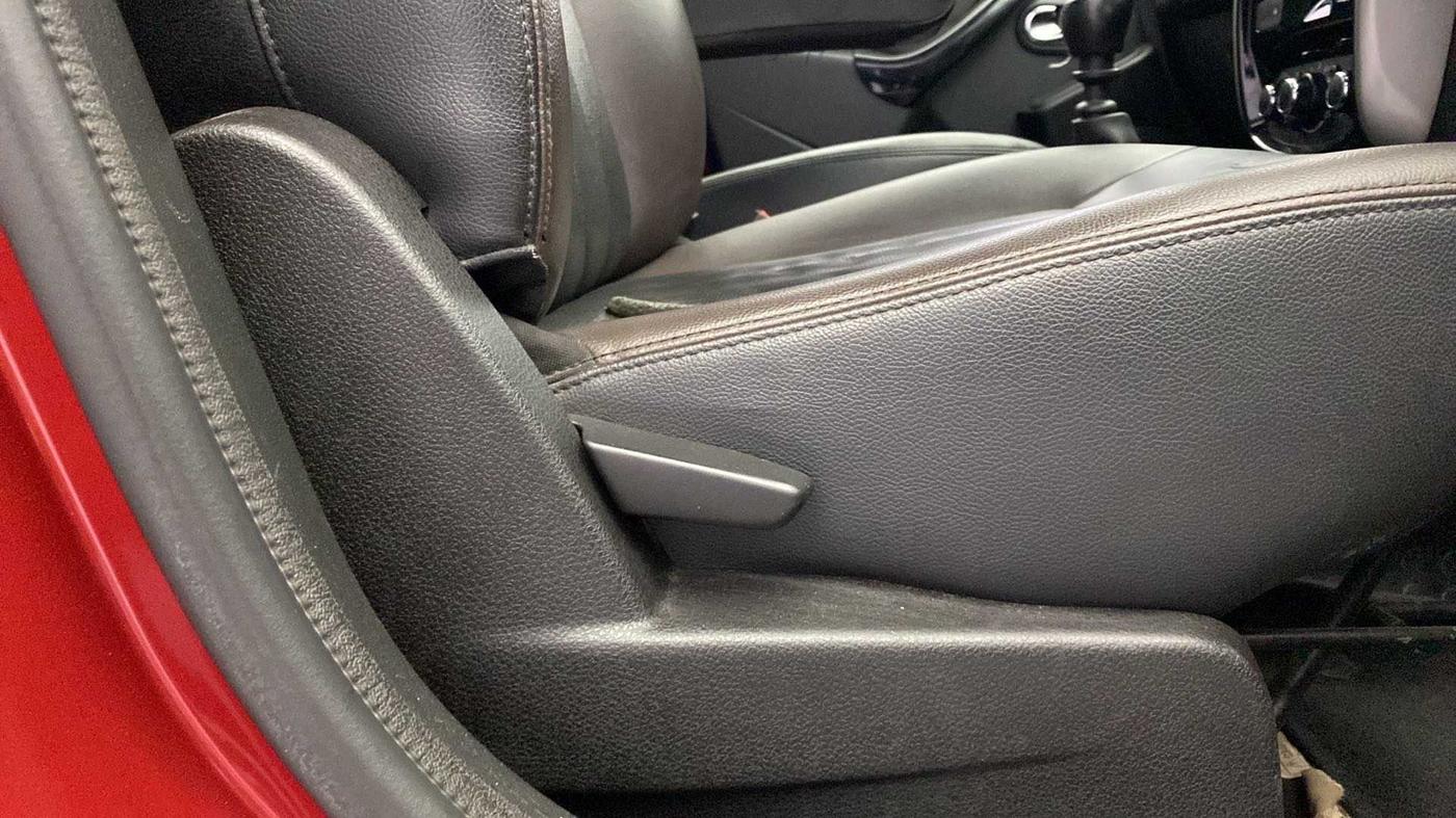 2017 Nissan Terrano XV D THP PREMIUM 110 PS, Diesel, Manual, 1,03,084 km, Driver Side Adjustment Panel