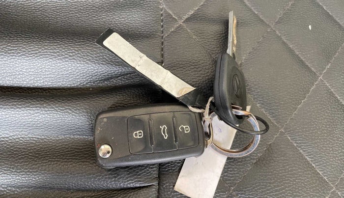 2016 Volkswagen Polo COMFORTLINE 1.2L, Petrol, Manual, 33,463 km, Key Close Up