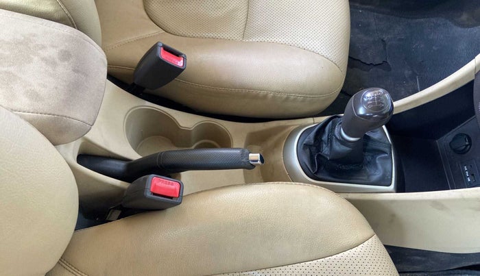 2012 Hyundai Verna FLUIDIC 1.6 CRDI EX, Diesel, Manual, 96,687 km, Gear Lever