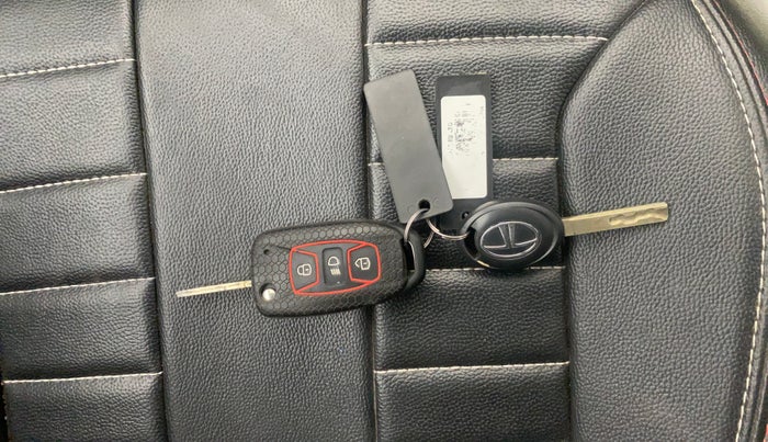 2022 Tata Tiago XZA PLUS DUAL TONE PETROL, Petrol, Automatic, 24,930 km, Key Close Up