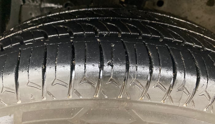 2016 Maruti Swift VXI, Petrol, Manual, 77,142 km, Left Front Tyre Tread
