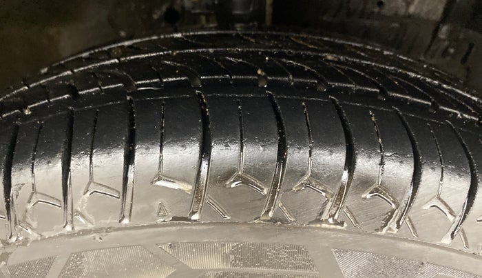 2016 Maruti Swift VXI, Petrol, Manual, 77,142 km, Right Front Tyre Tread