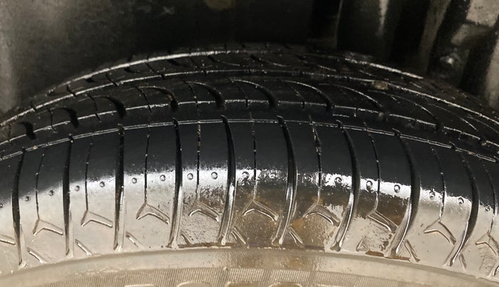 2016 Maruti Swift VXI, Petrol, Manual, 77,142 km, Left Rear Tyre Tread