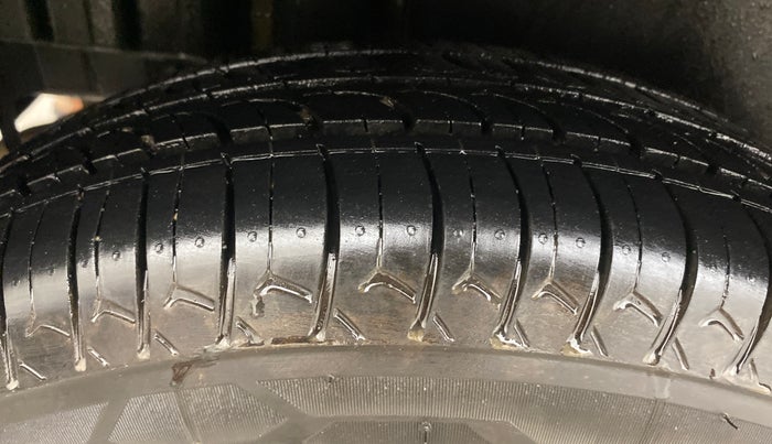 2016 Maruti Swift VXI, Petrol, Manual, 77,142 km, Right Rear Tyre Tread