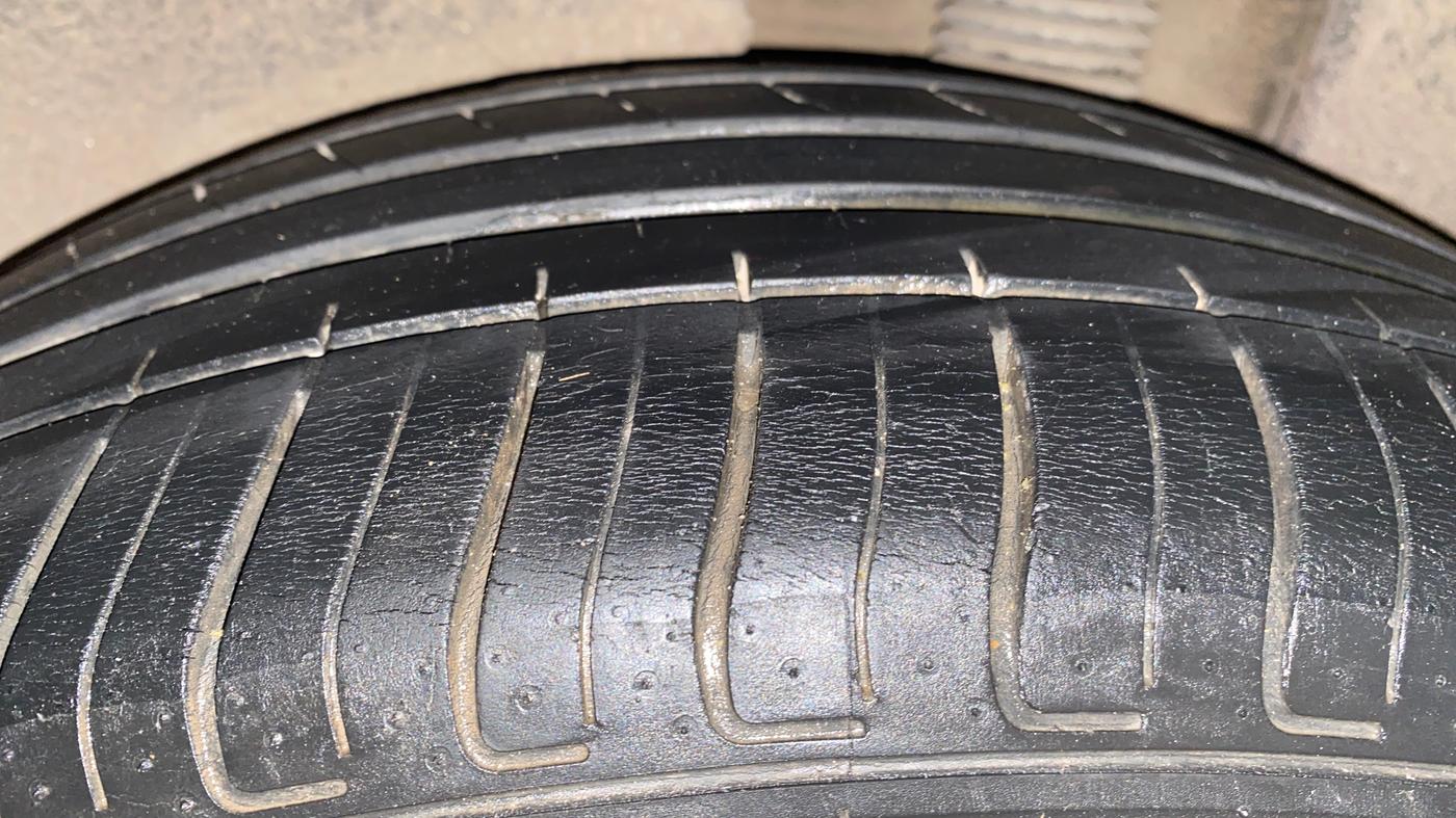 2018 Hyundai Tucson GLS 4WD AT DIESEL, Diesel, Automatic, 1,28,073 km, Left Rear Tyre Tread