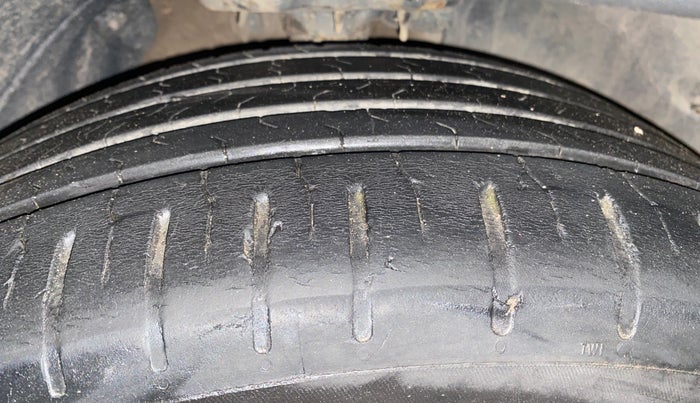 2018 Hyundai Tucson GLS 4WD AT DIESEL, Diesel, Automatic, 1,28,073 km, Right Front Tyre Tread