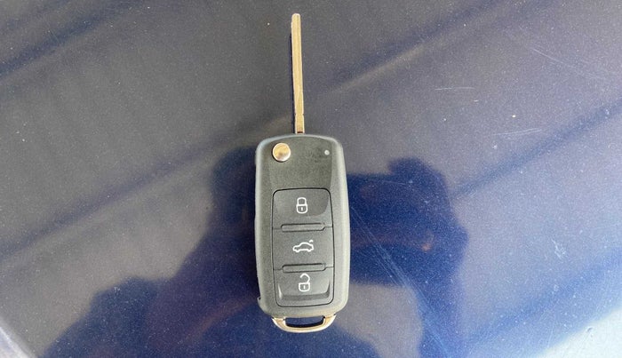 2014 Volkswagen Vento HIGHLINE DIESEL 1.6, Diesel, Manual, 1,05,725 km, Key Close Up