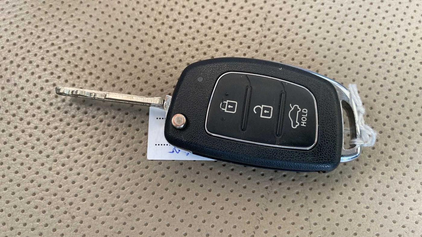 2016 Hyundai Xcent S 1.2, Petrol, Manual, 23,132 km, Key Close Up