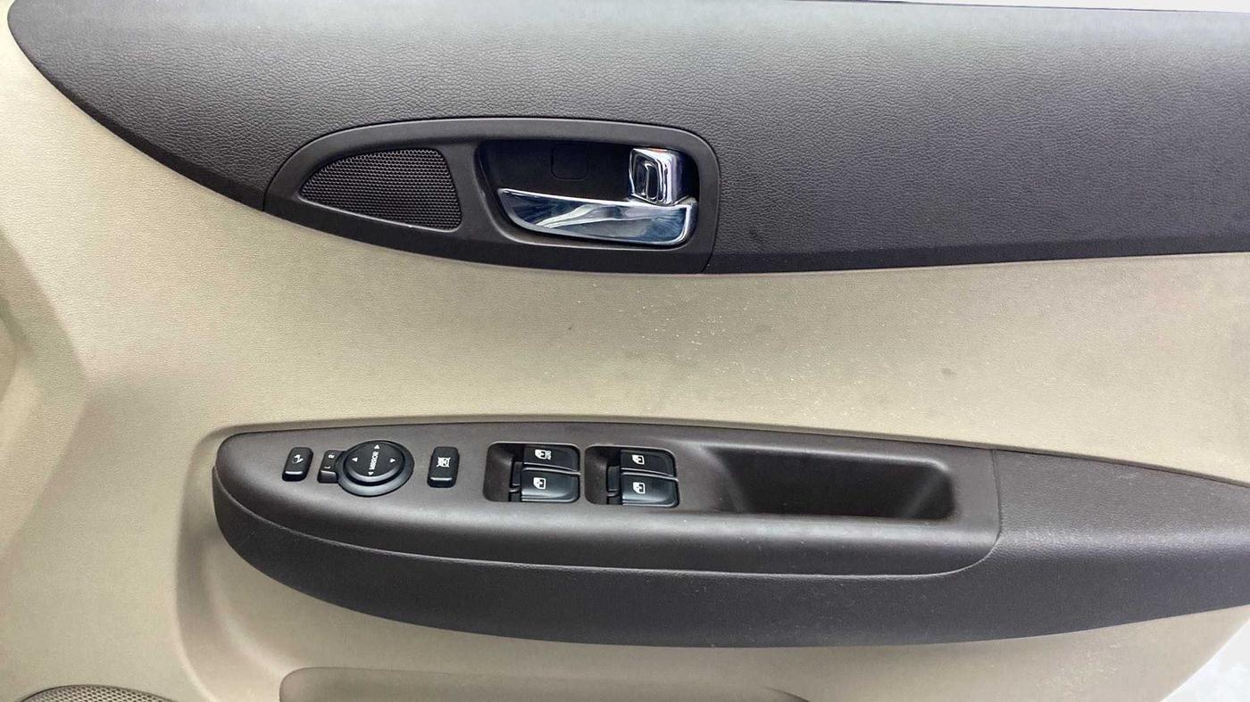 2012 Hyundai i20 SPORTZ 1.2, Petrol, Manual, 82,976 km, Driver Side Door Panels Control