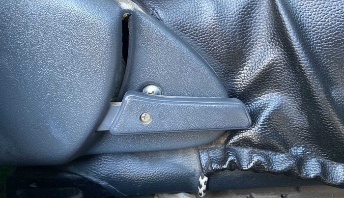 2017 Maruti Alto 800 VXI, Petrol, Manual, 37,307 km, Driver Side Adjustment Panel