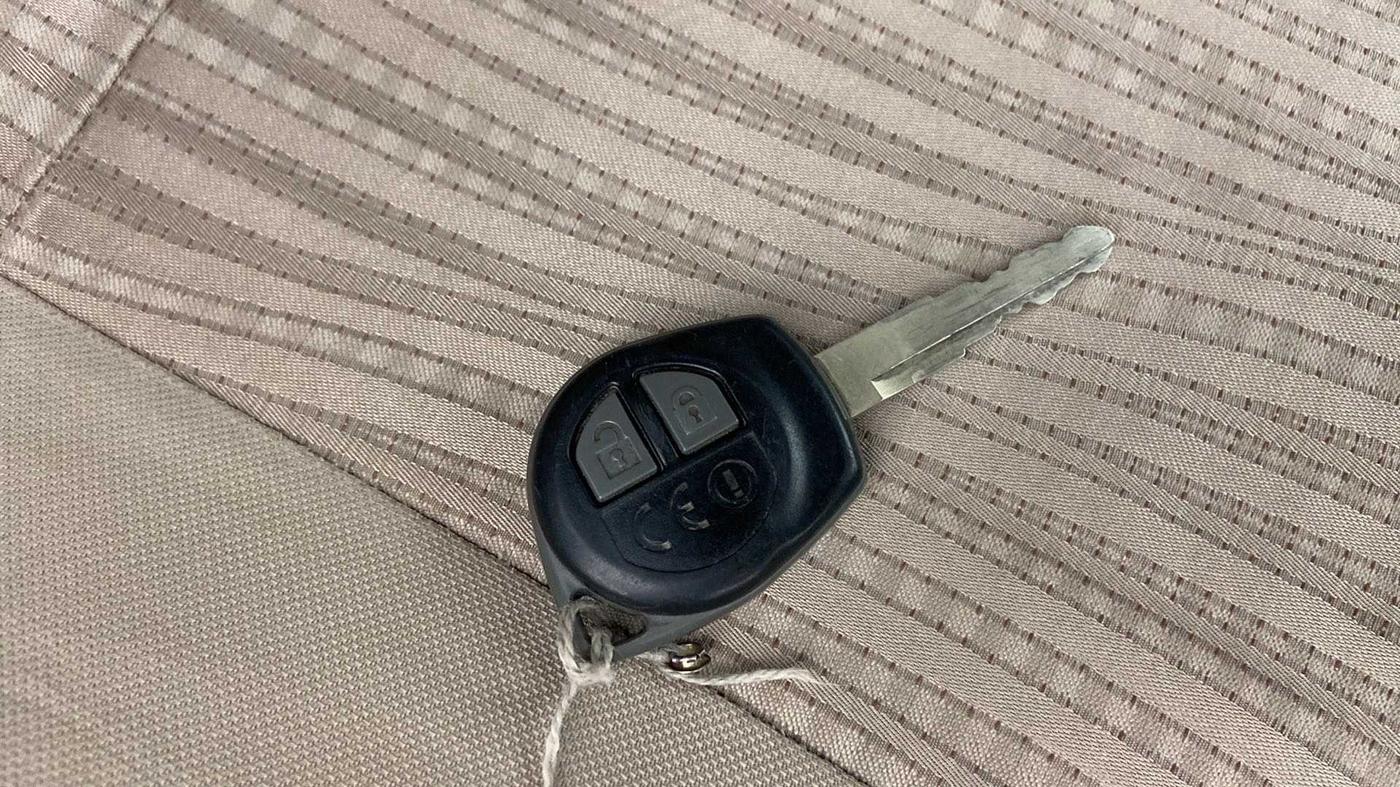 2018 Maruti Dzire VXI, Petrol, Manual, 43,102 km, Key Close Up