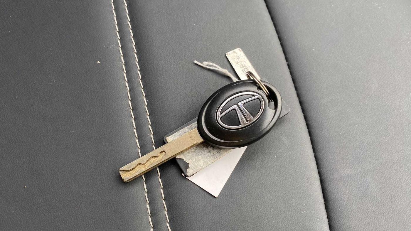 2023 Tata Tiago XZA PLUS PETROL, Petrol, Automatic, 1,932 km, Key Close Up