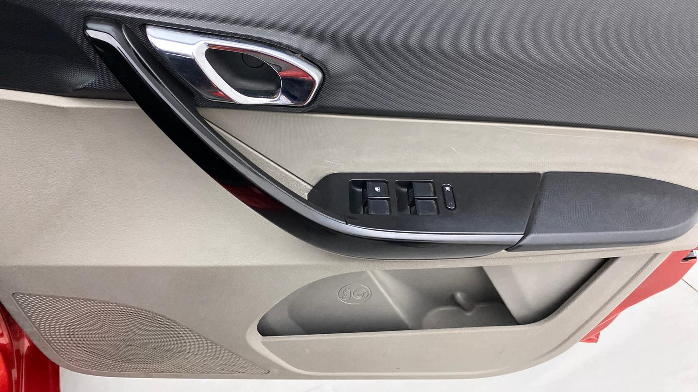 2017 Tata Tiago XZ 1.2 REVOTRON, Petrol, Manual, 62,161 km, Driver Side Door Panels Control