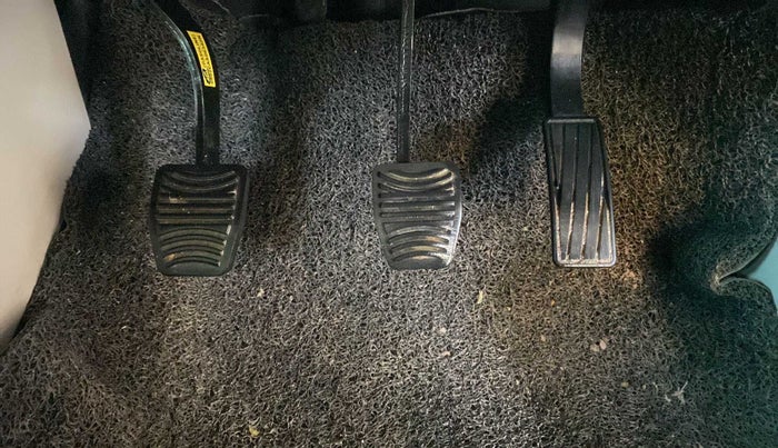 2022 Mahindra XUV300 W6 1.2 PETROL, Petrol, Manual, 15,440 km, Pedals