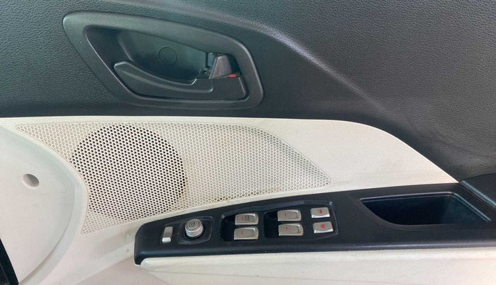 2022 Mahindra XUV300 W6 1.2 PETROL, Petrol, Manual, 15,440 km, Driver Side Door Panels Control