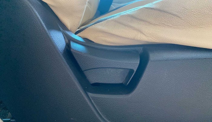 2022 Mahindra XUV300 W6 1.2 PETROL, Petrol, Manual, 15,440 km, Driver Side Adjustment Panel