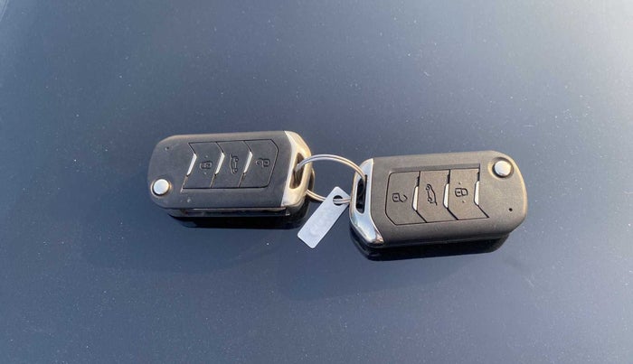 2022 Mahindra XUV300 W6 1.2 PETROL, Petrol, Manual, 15,440 km, Key Close Up