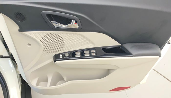 2022 Mahindra XUV300 W8 (O) 1.5 DIESEL, Diesel, Manual, 27,747 km, Driver Side Door Panels Control