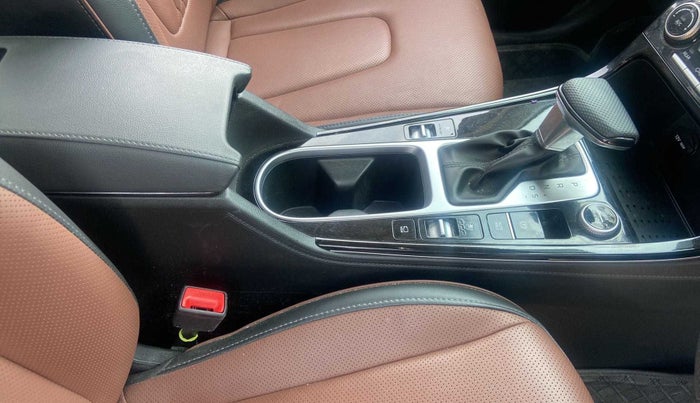 2022 Hyundai ALCAZAR 2.0 SIGNATURE (O) AT 7STR, Petrol, Automatic, 11,009 km, Gear Lever