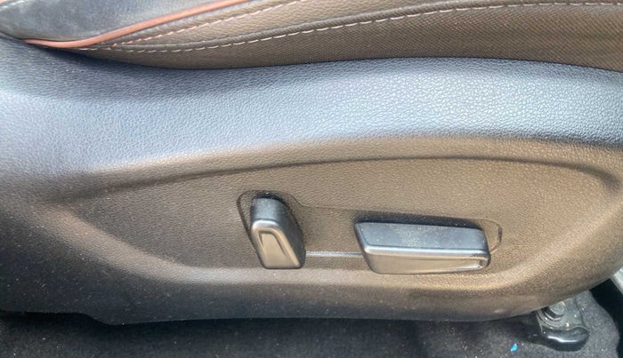 2022 Hyundai ALCAZAR 2.0 SIGNATURE (O) AT 7STR, Petrol, Automatic, 11,009 km, Driver Side Adjustment Panel