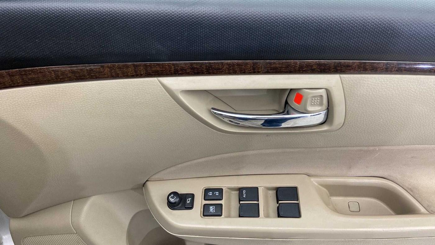 2015 Maruti Swift Dzire VXI, Petrol, Manual, 34,362 km, Driver Side Door Panels Control