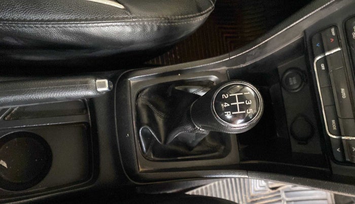 2019 Maruti Vitara Brezza ZDI PLUS, Diesel, Manual, 66,269 km, Gear lever - Boot cover slightly torn