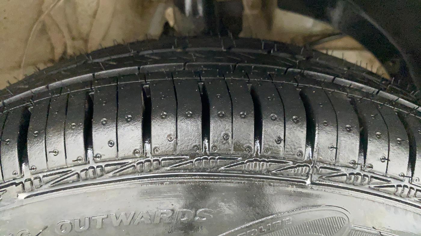 2020 Maruti Swift LXI, Petrol, Manual, 44,817 km, Right Front Tyre Tread