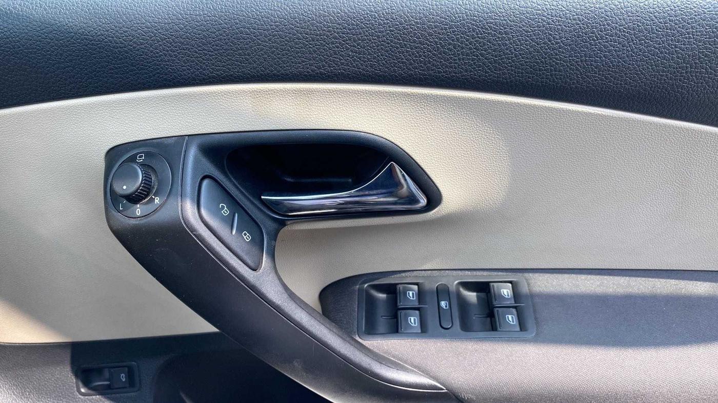2019 Skoda Rapid AMBITION 1.6 MPI MT, Petrol, Manual, 27,463 km, Driver Side Door Panels Control