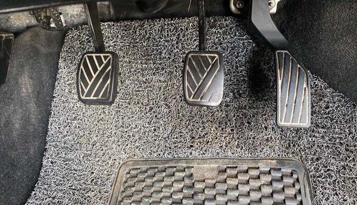 2013 Maruti Swift VXI, Petrol, Manual, 74,586 km, Pedals